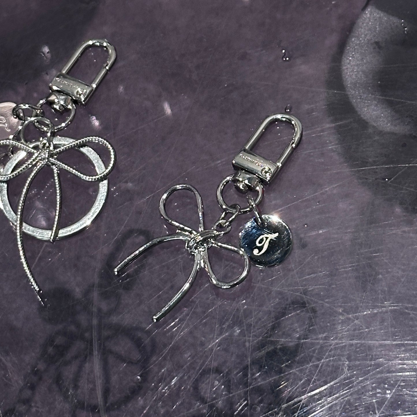 銀色蝴蝶結字母吊牌鎖匙扣