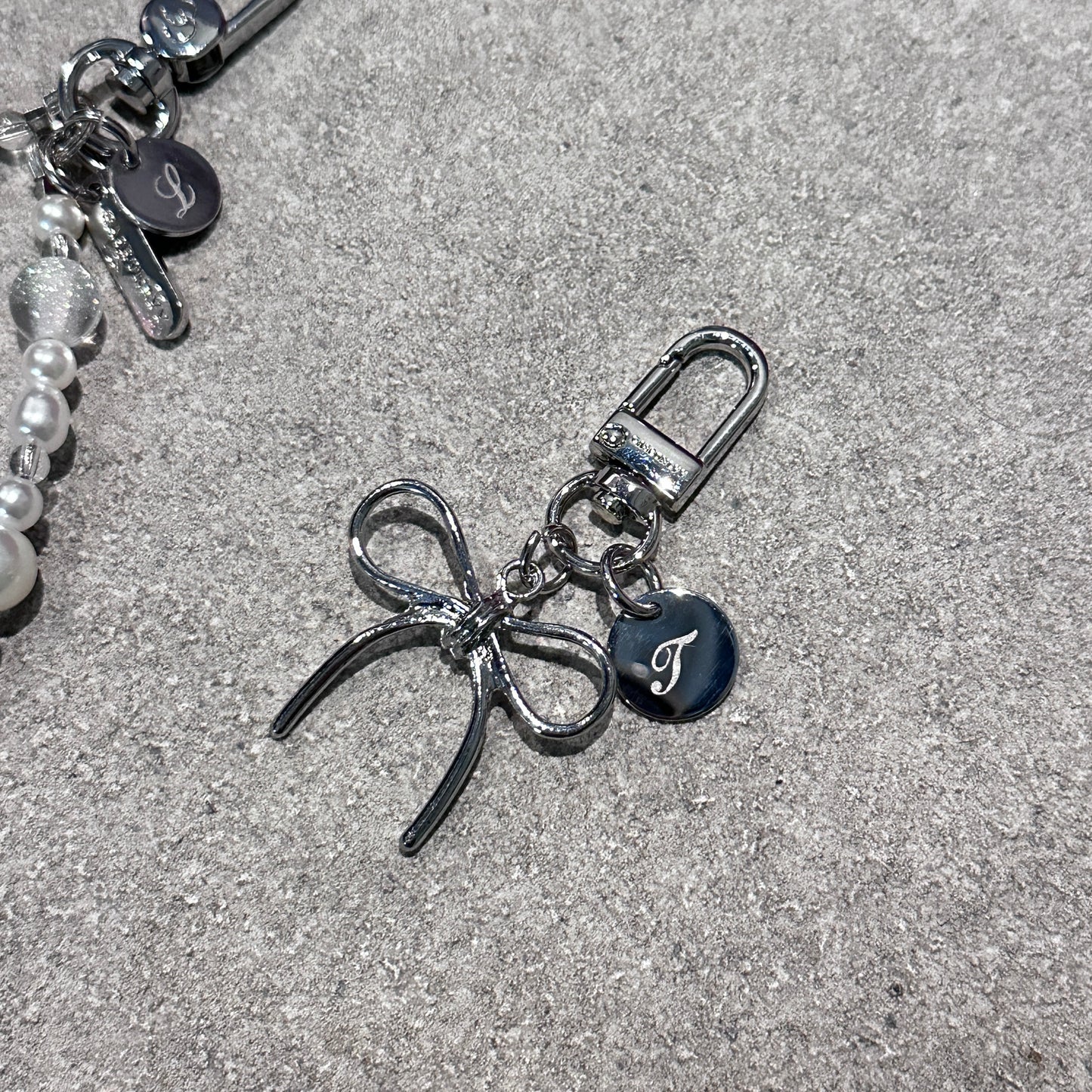 銀色蝴蝶結字母吊牌鎖匙扣