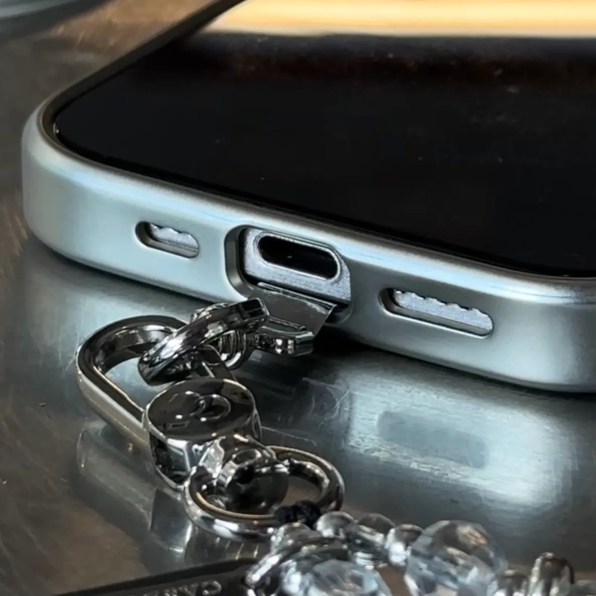 【自帶弧度不阻充電】360度可旋轉不銹鋼便攜手機掛繩固定片