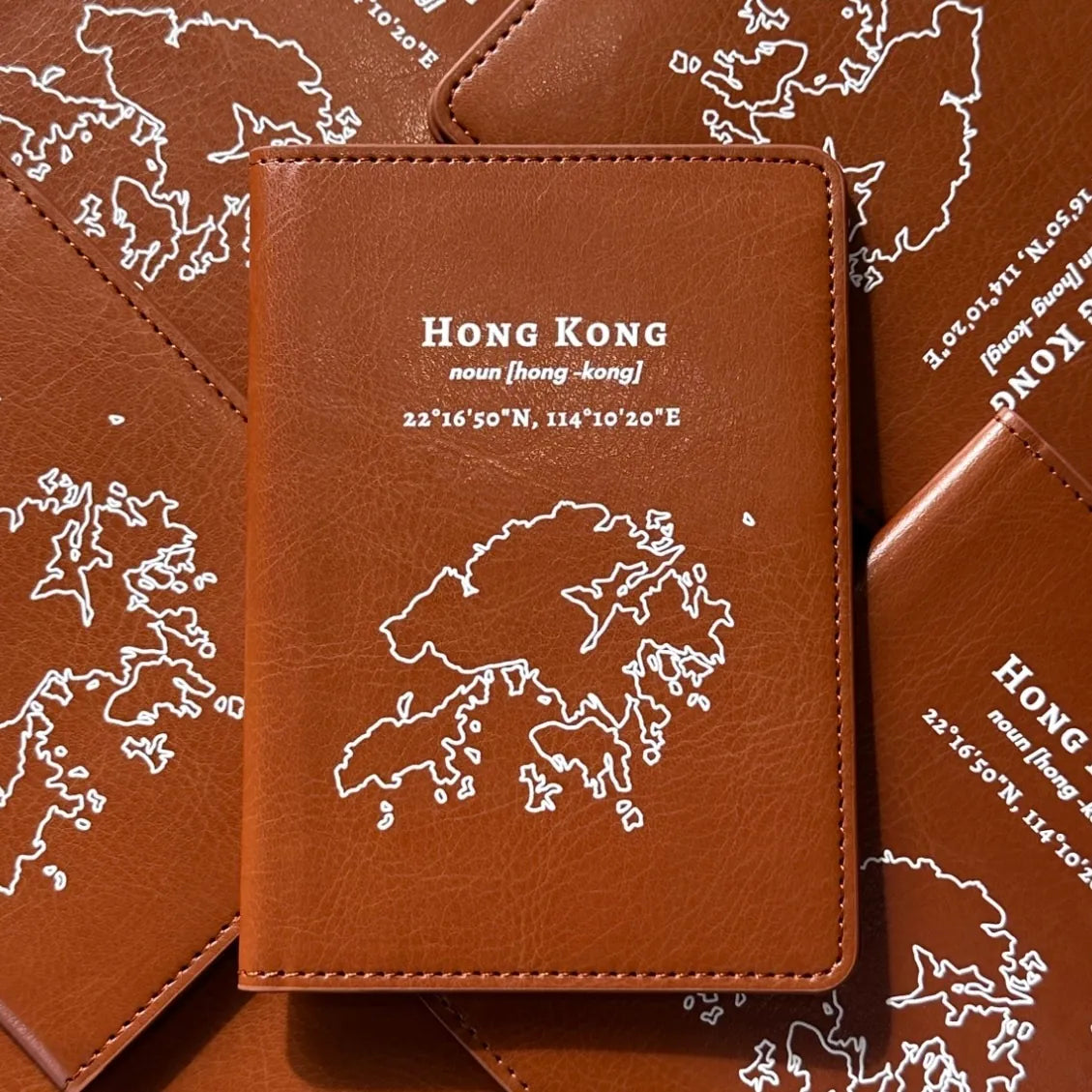 【微瑕疵品】Hong Kong 手繪地圖系列 超細纖維皮革護照套
